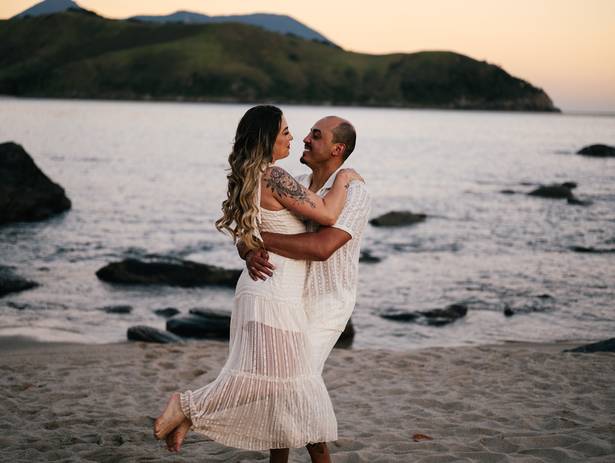 Pré Wedding de Ensaio Pré-Wedding em Calhetas – São Sebastião/SP | O encanto do pôr do sol no inverno