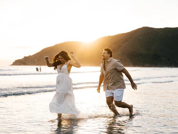 Pré Wedding de Pré Wedding na Praia de Barequeçaba, São Sebastião: Ensaio Fotográfico ao Entardecer na Primavera
