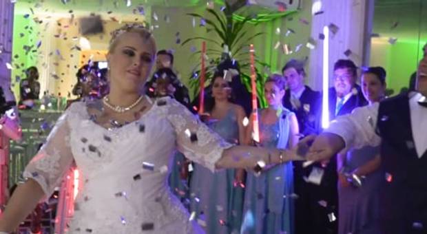 Casamentos de Kat + Thi em 1 minuto 