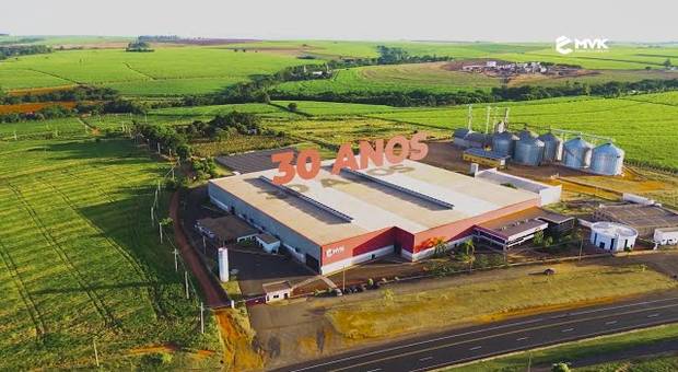 Institucionais de 30 Anos MVK Gôndolas e Displays