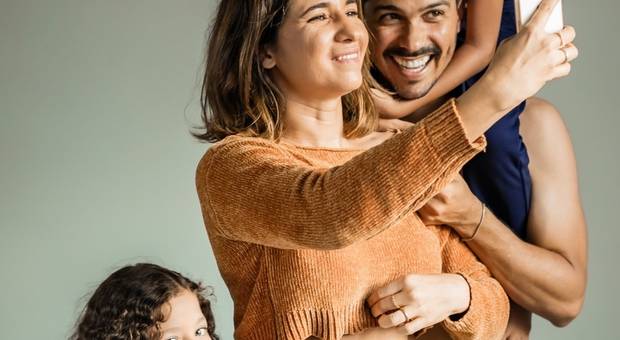 Ensaio de Família de Risos, abraços, correria. Tudo isso é amor em movimento. É Fotografia de Família