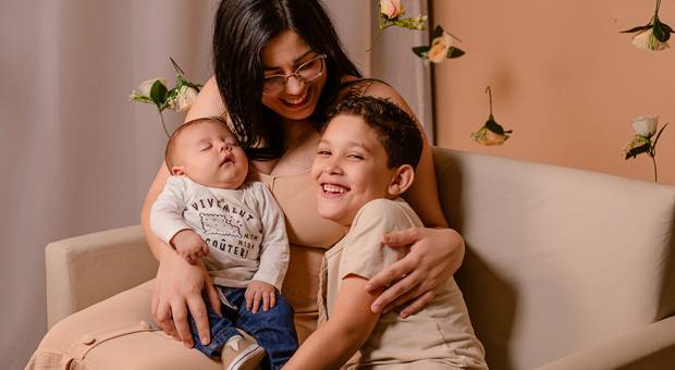 Colo de mãe  de Paola, Davi e João Pedro - Especial colo de Mãe 2025