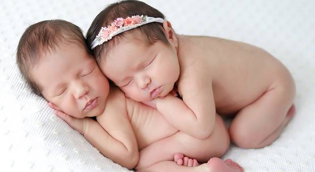 New Born de Um lindo ensaio de gemeos fotos new born.