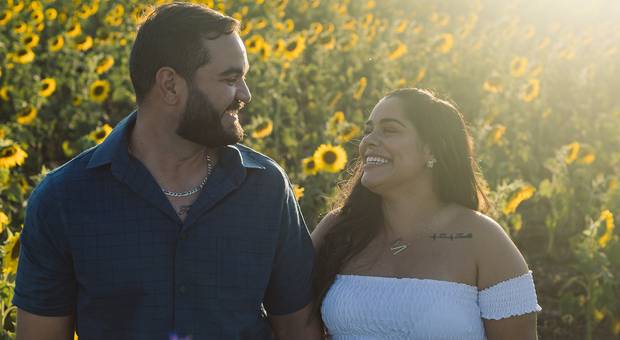 Casais de Ensaio fotográfico na plantação de girassóis - Monique & Eduardo 