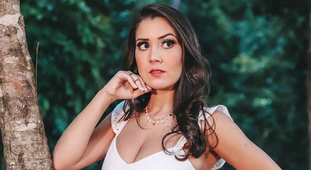 Ensaio Feminino de Ana Carolina