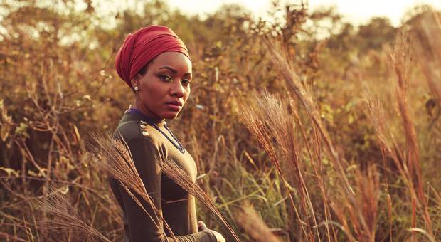 Ensaios de Brown Skin Girl - Fani em ensaio externo.