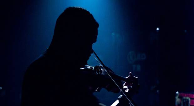 Produto de Luz, câmera, realidade - Fotografia documental com aspectos cinematográficos em meios artísticos e culturais.