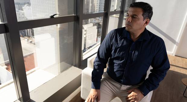 Corporativo de Ensaio de Negócios - Carlos