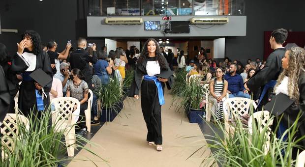 Colação de Grau de Formanda Anna Lara Perruquino Rosa - E. E. J. P. dos Reis Veloso