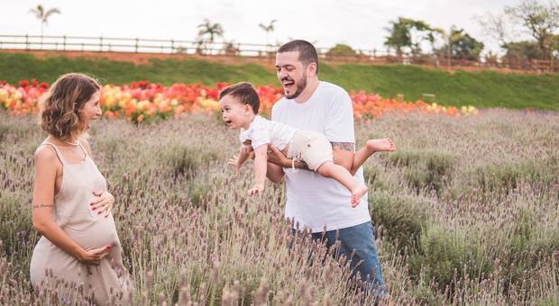 Ensaio de gestante de Ensaio de gestante em família super divertido em Holambra