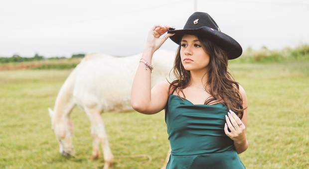 Ensaio de 15 anos de Ensaio de 15 anos com cavalo e nas plantações de flores, girassol e lavanda, em Holambra - Beatriz Finotti