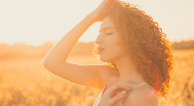 Ensaio feminino de Ensaio com a Juliana Santos em um plantação de trigo