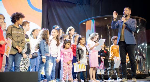 Cultos de Culto Ceia e oração pelas crianças