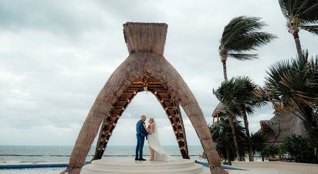Casamentos na praia de Aggie e Kaya