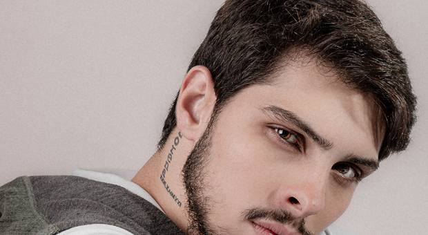 Ensaio em estúdio de Victor Hugo Galo