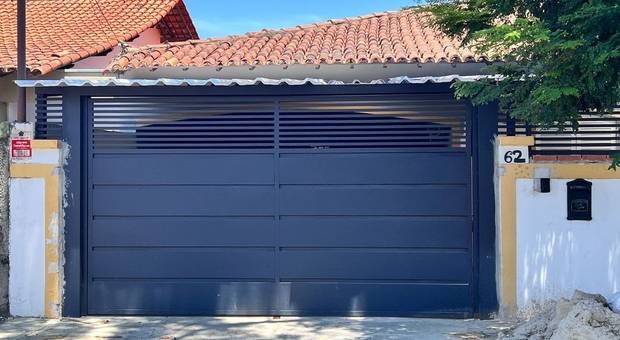 Soluções Metálicas de Cobertura Metálica e Portão Basculante automatizado