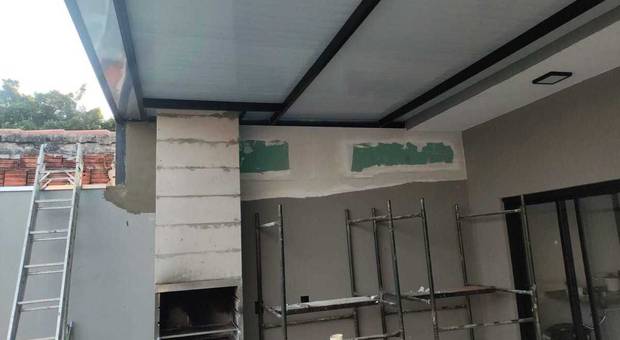 Soluções Metálicas de Telhado embutido com telha termo acústica