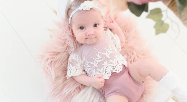 Acompanhamento mensal de bebês de Ensaio de 4 meses da Alice