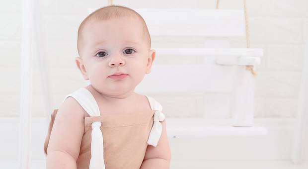 Acompanhamento mensal de bebês de Bernardo no ensaio de 7 meses