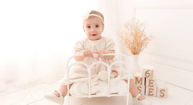 Acompanhamento mensal de bebês de Um ensaio apaixonante da bebê Antônia