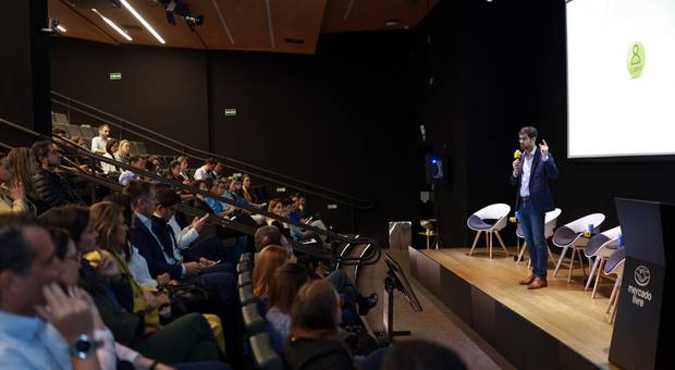 Corporativo de Prêmio DCH CEO Award for Excellence in People Management