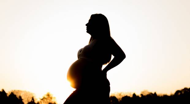Gestante de Mamãe & Papai na espera da Emily