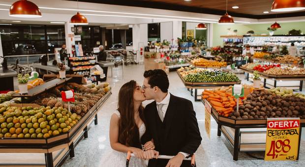 Ensaio Pré Wedding de Rebecca e Gabriel vão às compras - O ensaio dos noivos no supermercado