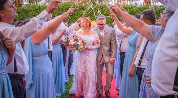 Ensaio de Casal de Casamento Religioso de Lorena e Alisson ao Pôr do Sol