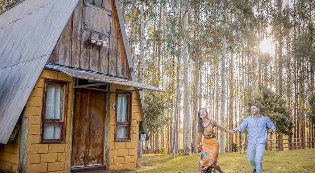 Ensaio de Casal de Um Conto de Amor na Fazenda Moinhos: O ensaio pré casamento de Carol e Fernando em Altinópolis, SP
