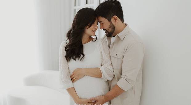 Ensaio Gestante em Estúdio de Ensaio gestante da Natalia e do Micheal no estúdio – à espera do Theo