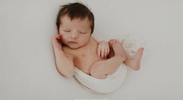 newborn de Fotografia de ensaio newborn em Mogi das Cruzes – Antônio com poucos dias de vida