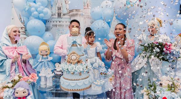 Fotografia de Aniversário Infantil  de Flávia Yumi 5 anos – Tema Cinderela