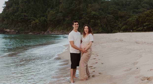 Ensaio gestante de Ensaio Gestante na Praia da Juréia | Bia e Caio à espera do Thomas
