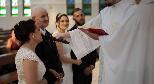 Casamento de Mãe e filha sobem ao altar juntas e emocionam quem persiste nos seus sonhos