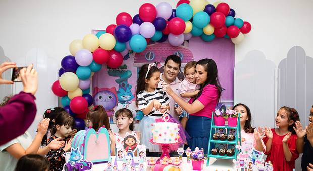 Sorrisos de criança de Uma festa gatástica! 