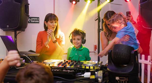 Sorrisos de criança de Lore e seu parabéns inesquecível! 