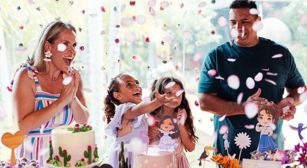 Sorrisos de criança de Clarice e sua festa de Encanto