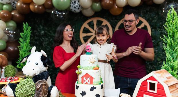 Sorrisos de criança de Esther fez 5