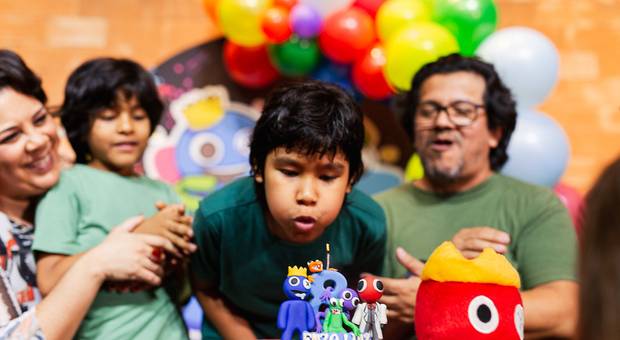 Sorrisos de criança de Enzo fez 8