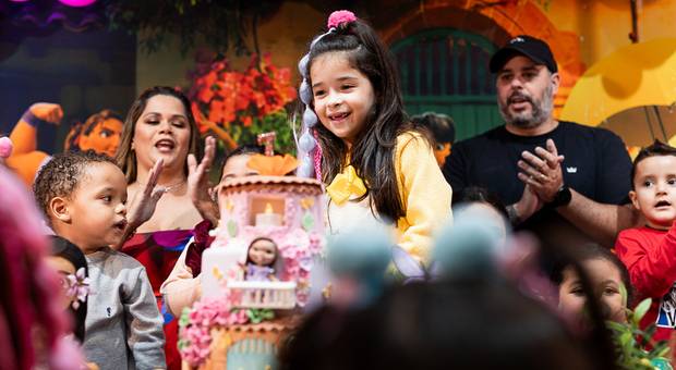 Sorrisos de criança de Liz fez 7