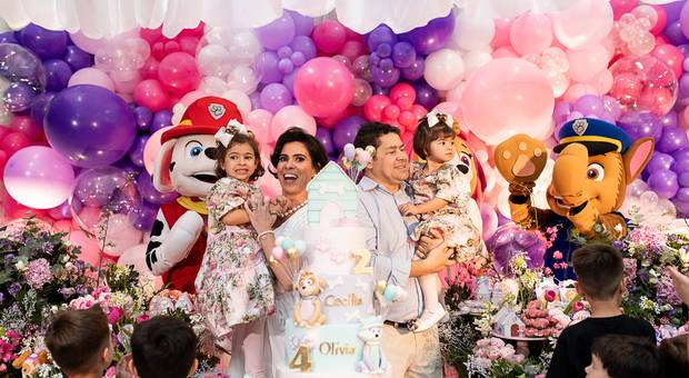 Sorrisos de criança de Cecília e Olívia: nesta data mais que querida