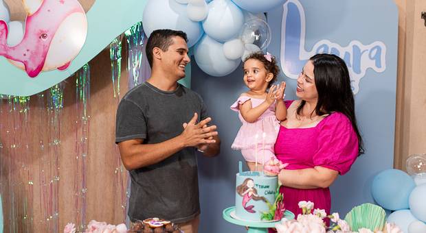 Sorrisos de criança de Laura fez 2