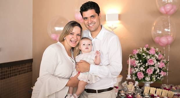 Sorrisos de criança de Laura em dia de Batizado