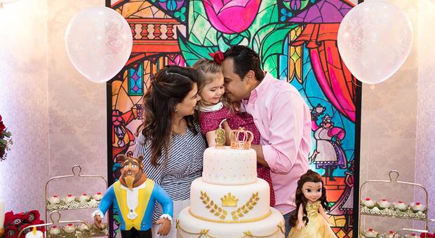 Sorrisos de criança de Helena, a Bela e a Fera