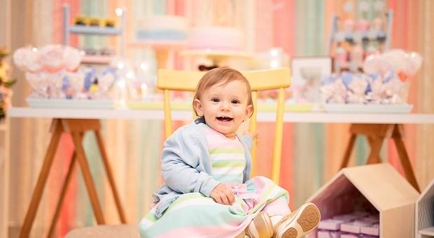 Sorrisos de criança de Nina nas nuvens