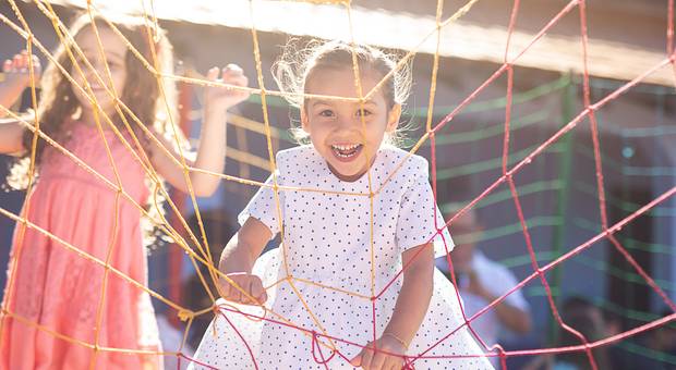 Sorrisos de criança de Manu: ano 4 de uma vida inteira de felicidade