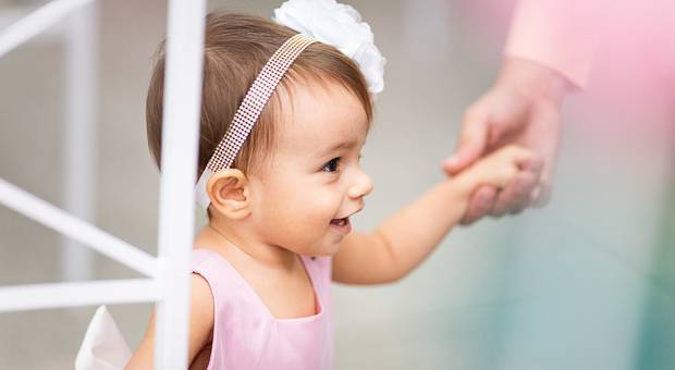 Sorrisos de criança de Dia de festa no jardim da Esther