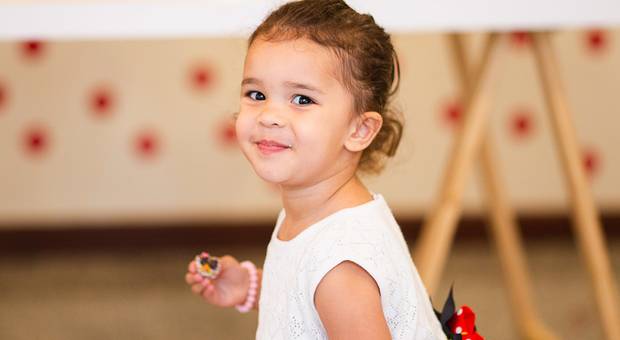 Sorrisos de criança de A Minnie veio até nós