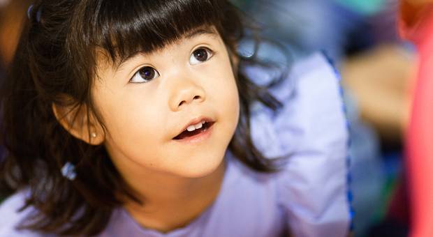 Sorrisos de criança de Você quer brincar na neve? 