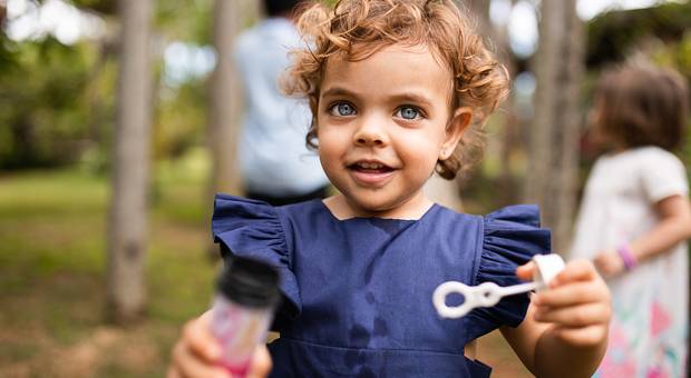 Sorrisos de criança de Azul da cor do mar